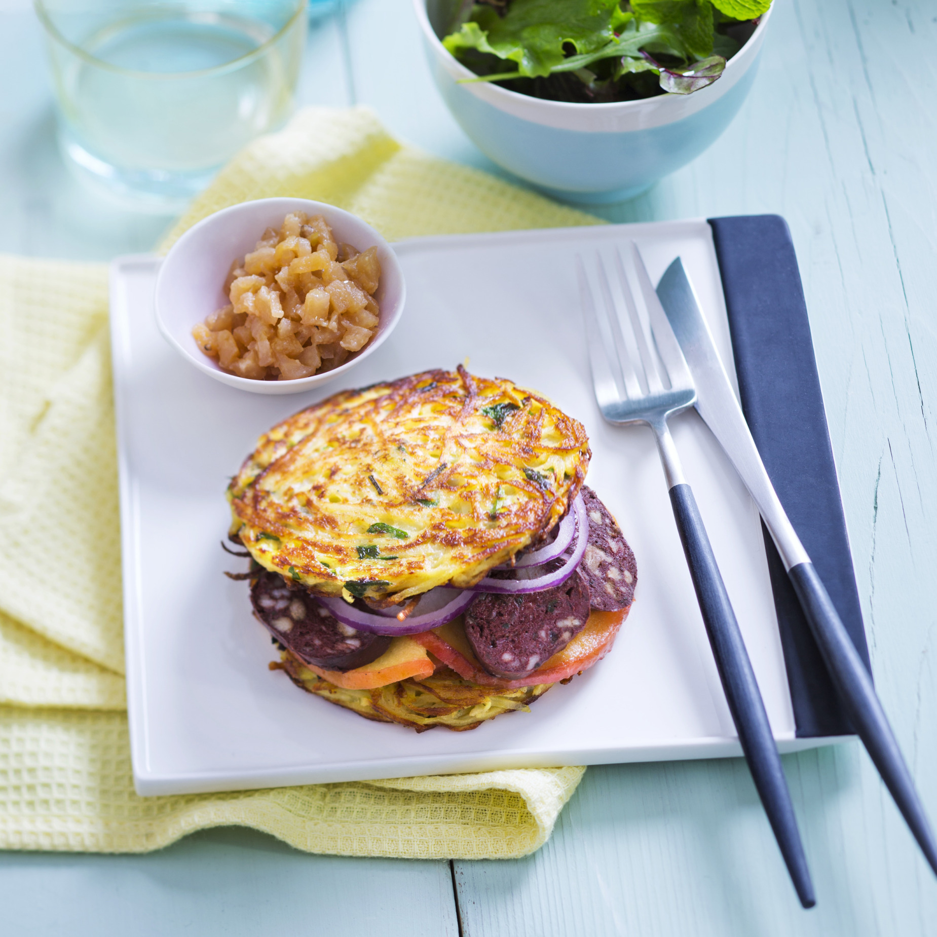Burger au boudin noir,aux galettes de pommes de terre et aux pommes 2