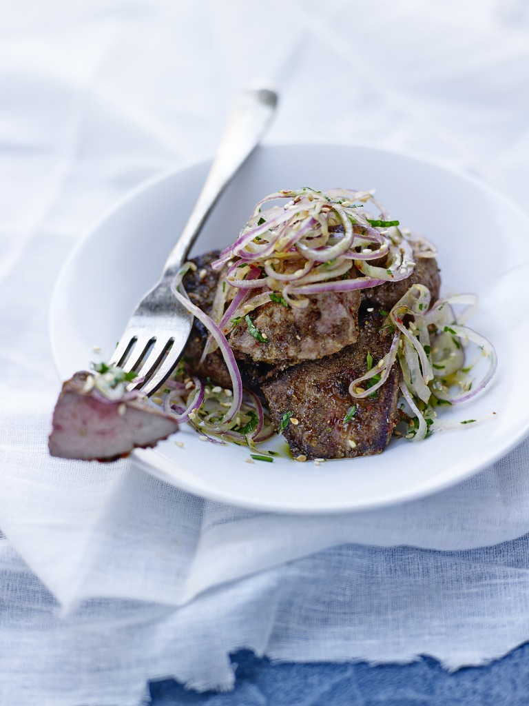 Foie d'agneau poêlé aux épices, salade d'oignon rouge