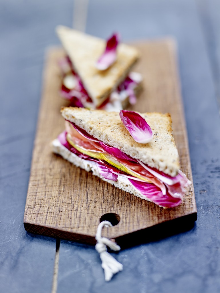 Sandwich jambon fume, poires et carmine