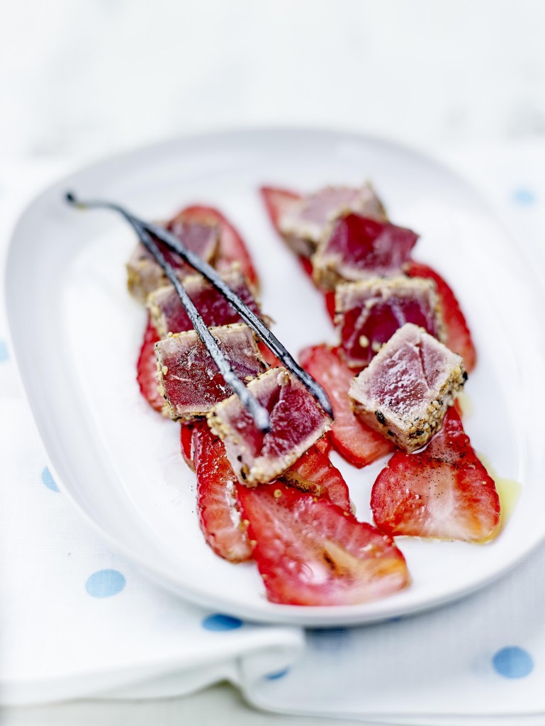 Thon mi-cuit sur lit de Fraise du Périgord IGP tiède et vinaigrette à la vanille
