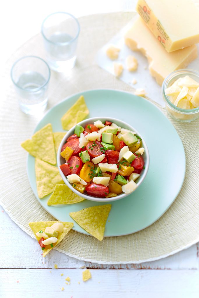 Salade-au-Sbrinz-AOP-avocat-poivrons-et-tomates-cerises-de-saison