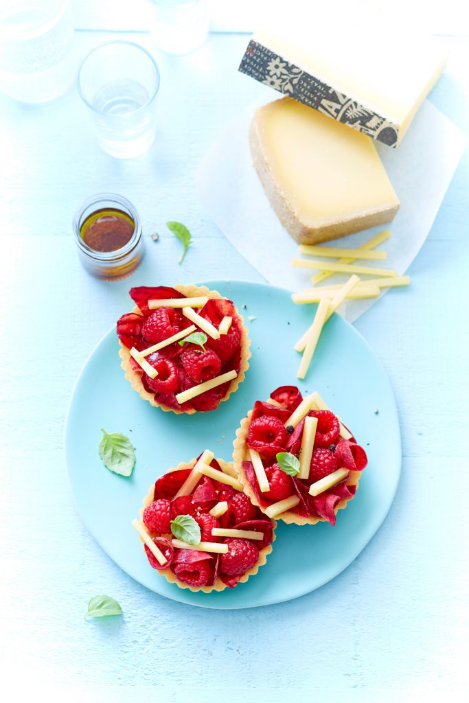 Tartelettes-d-Etivaz-AOP-betterave-et-framboises-marinees-au-vinaigre-balsamique-et-poivre-de-Sichuan
