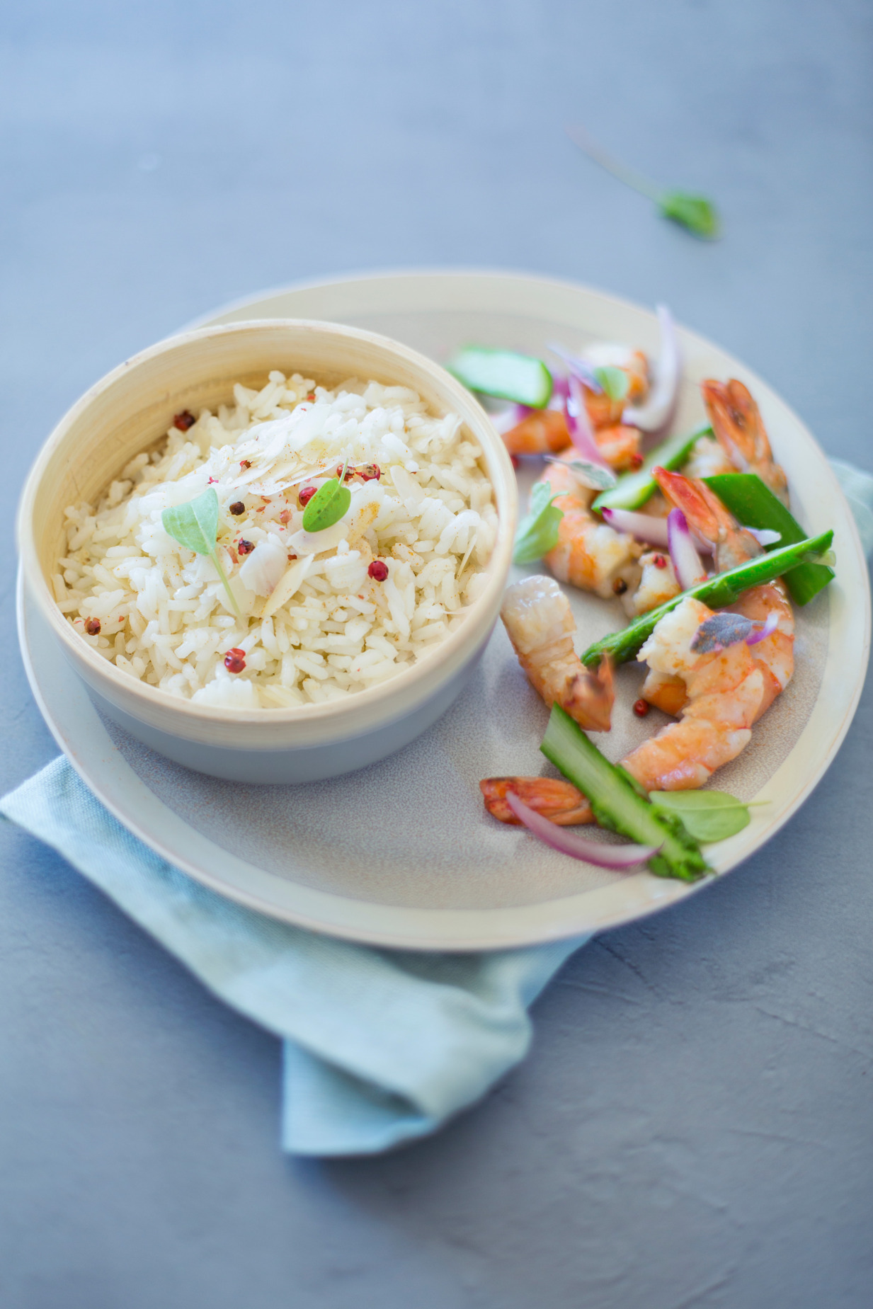 Riz-saute-aux-amandes-crevettes-asperges-et-oignons-rouges