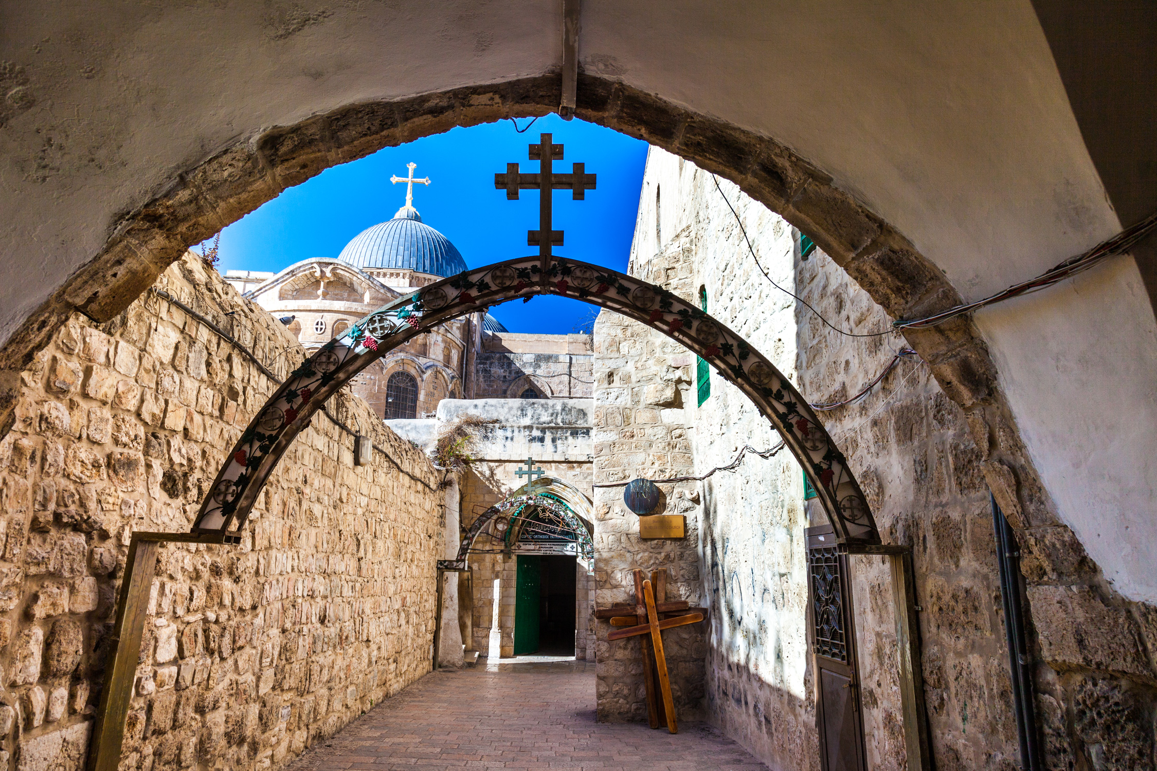 Место монастырь святой. Иерусалим ВИА Долороза. Улица ВИА Долороза в Иерусалиме. ВИА Долороза крестный путь Иерусалим. Скорбный путь Христа в Иерусалиме.