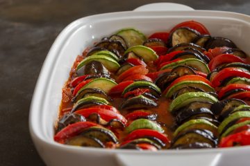 Tian provençal avec des légumes du soleil : tomates, courgettes, aubergines...