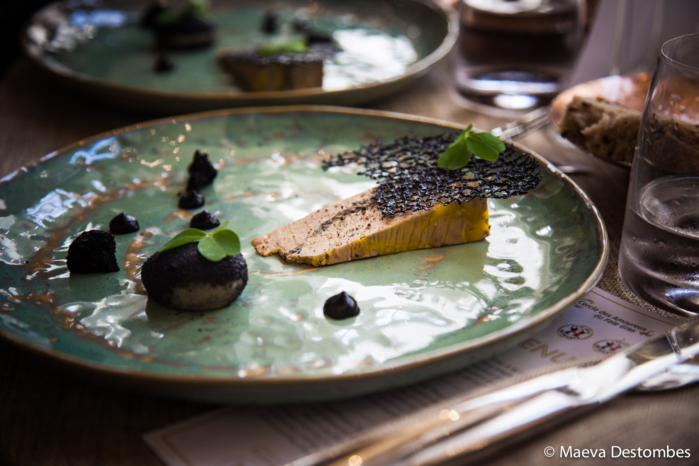 Une assiette de foie gras joliment présenté