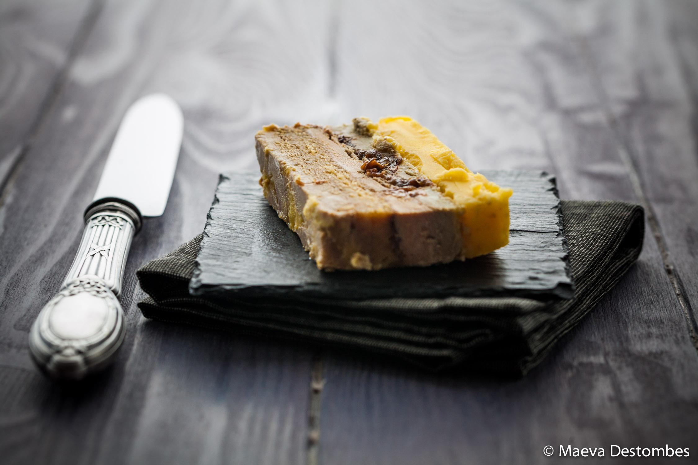 Une tranche de foie gras préparé avec du pain d'épices et des trompettes de la mort