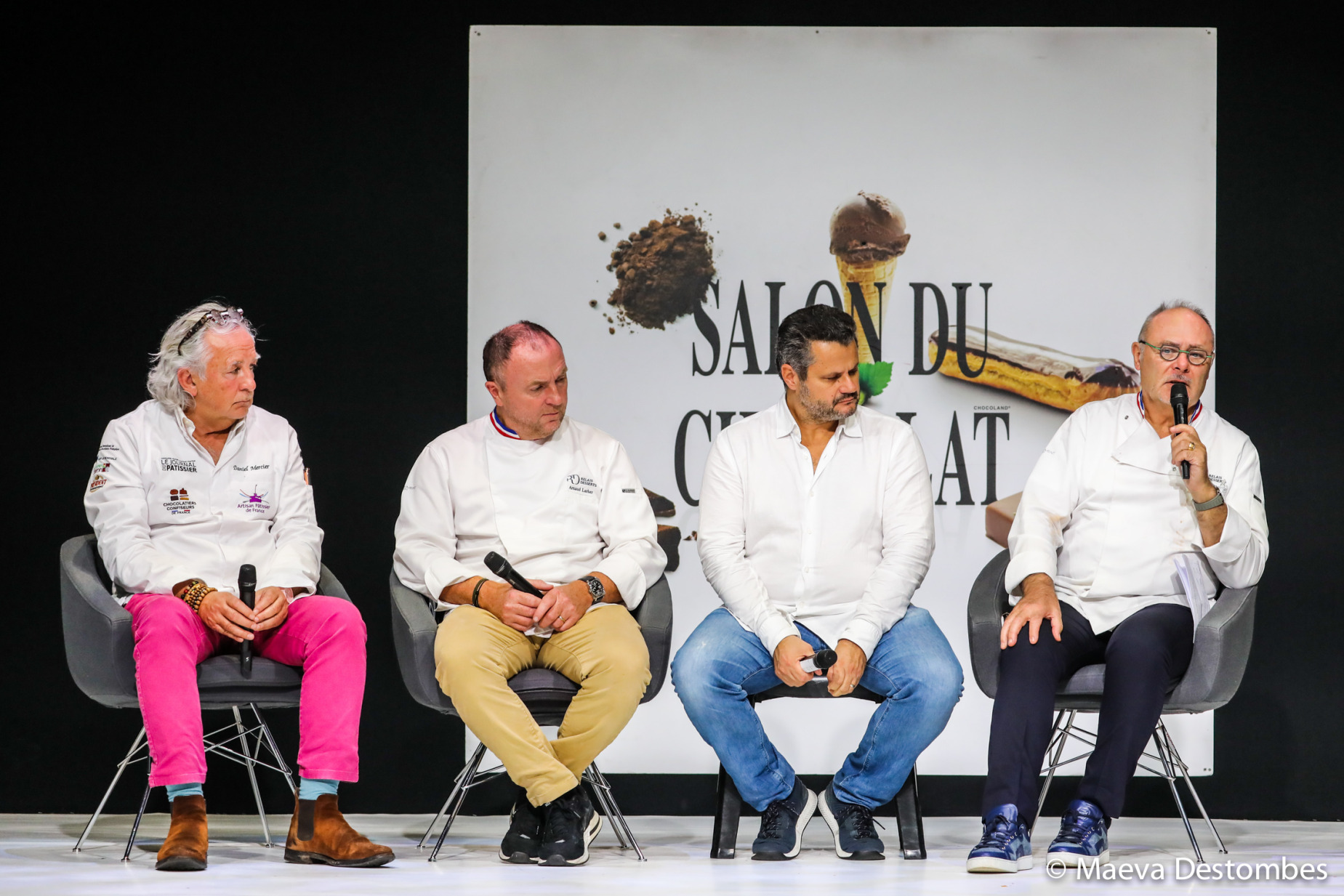 Daniel Mercier, Arnaud Larher, Vincent Guerlais et Jean-Paul Hévin assis sur le podium lors d'une conférence au Salon du Chocolat 2023.