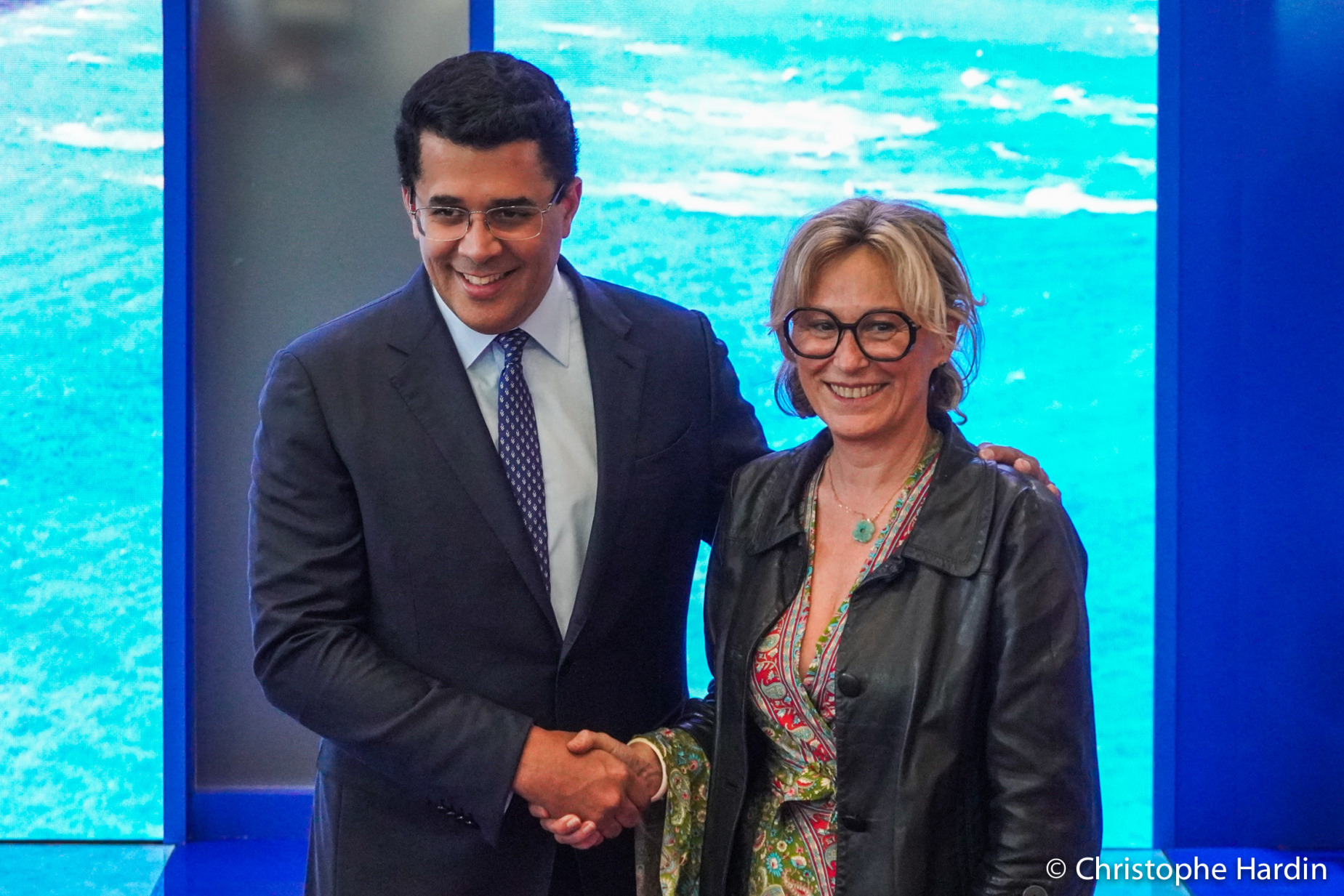 Poignée de main entre David Collado et Laurence Gaborieau, Directrice IFTM Top Resa, RX France.