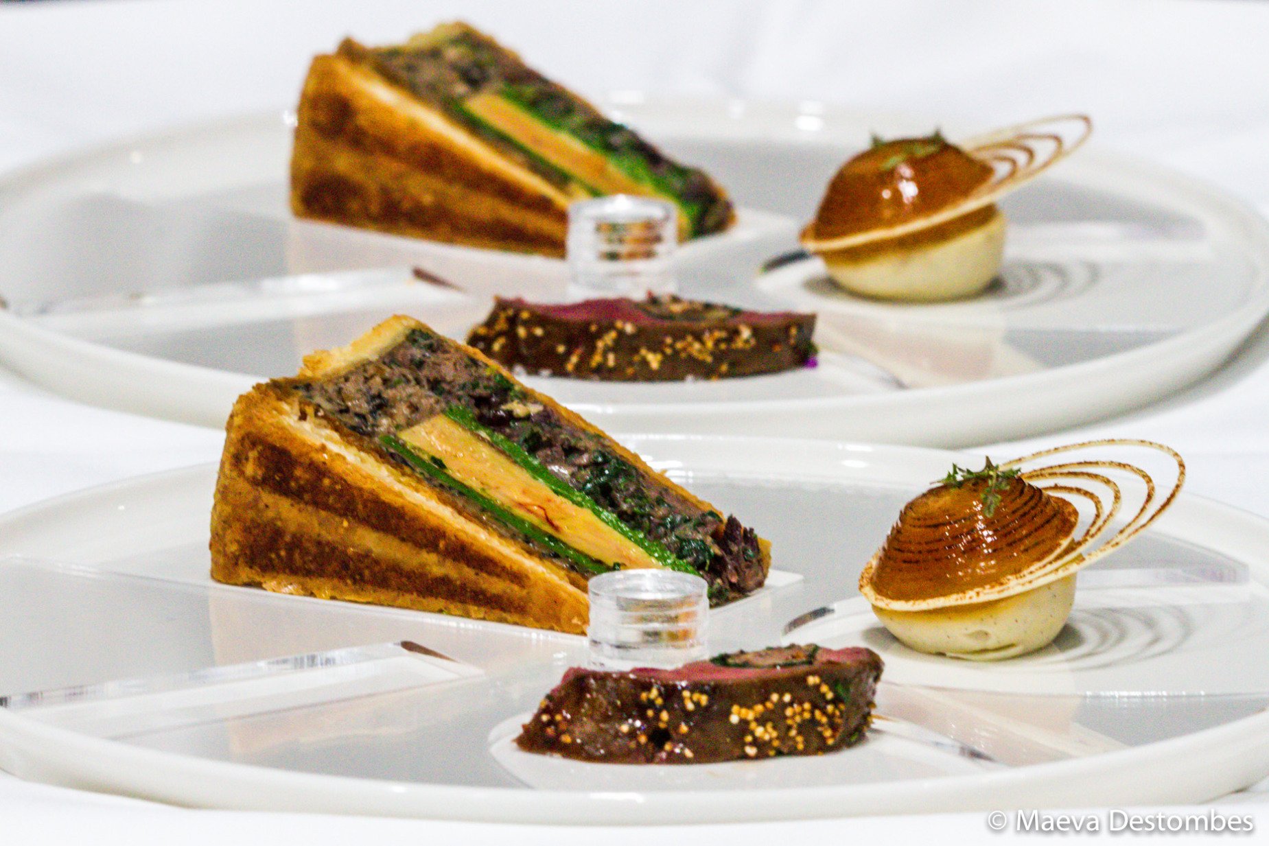 Tourte croustillante d’épaule de chevreuil braisée au vin rouge, foie gras, champignons sauvages du thème plateau.