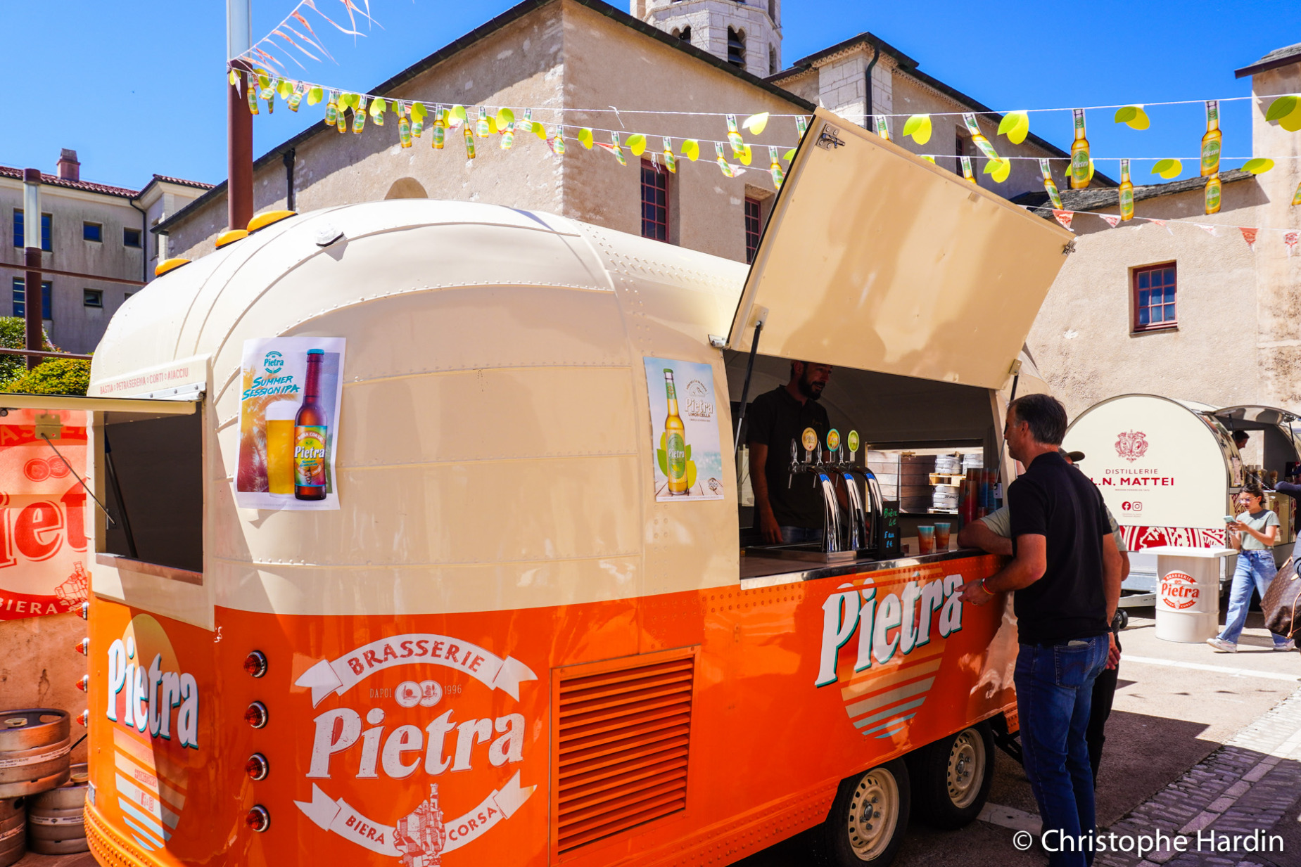 À Bonifaccio pendant le festival culinaire corse Festi Bocca, les food trucks prennent possession du quartier Pisan.