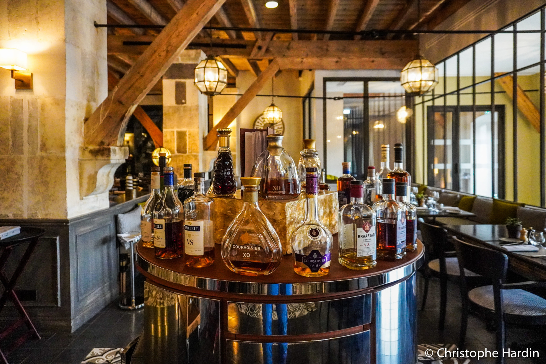 Cognac in majesty in the elegant La Distillerie brasserie of the Hôtel Chais Monnet & Spa in Cognac, Charente, France, October 15, 2024.<br />Le cognac en majesté dans l'élégante brasserie La Distillerie de l'Hôtel Chais Monnet & Spa à Cognac, Charente, France, le 15 octobre 2024.