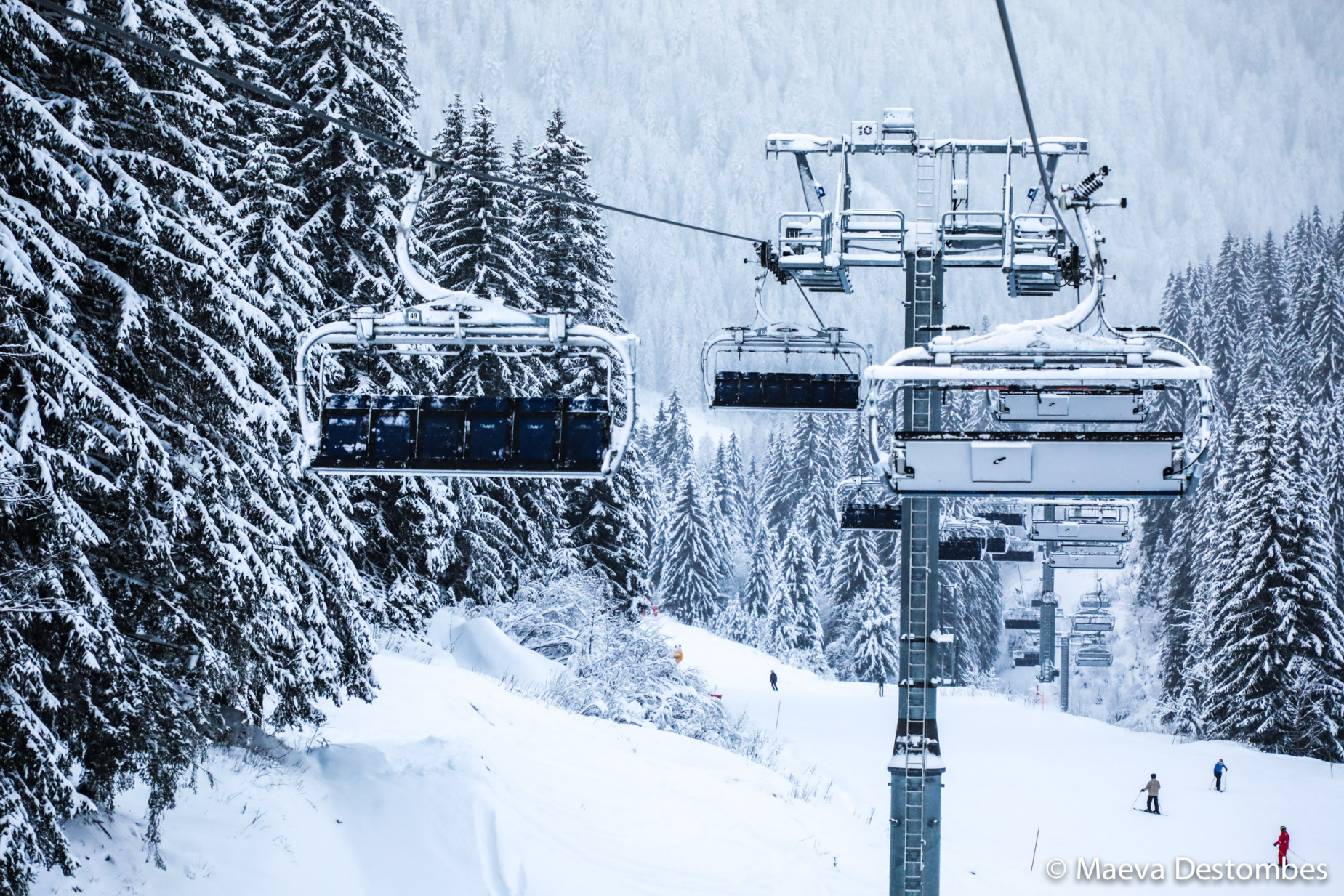 The telesiege at the ski resort-village des doors of sun Chatel is set against a snow-covered mountain landscape in Haute-Savoie in France on December 20 of 2024. Le telesiege de la station-village de ski des portes du soleil Chatel est implante dans un paysage de montagne enneige en Haute-Savoie en France le 20 decembre 2024.