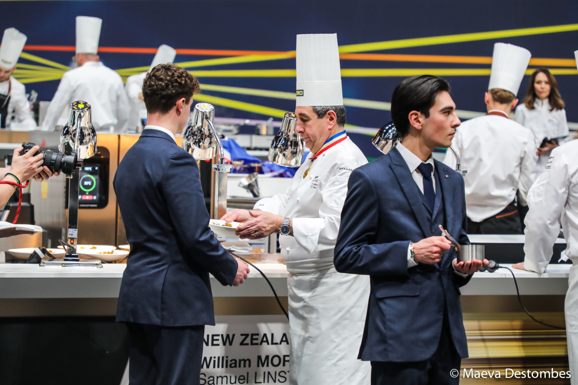 Les étudiants de l'École Ferrandi servent au Bocuse d'Or 2025.