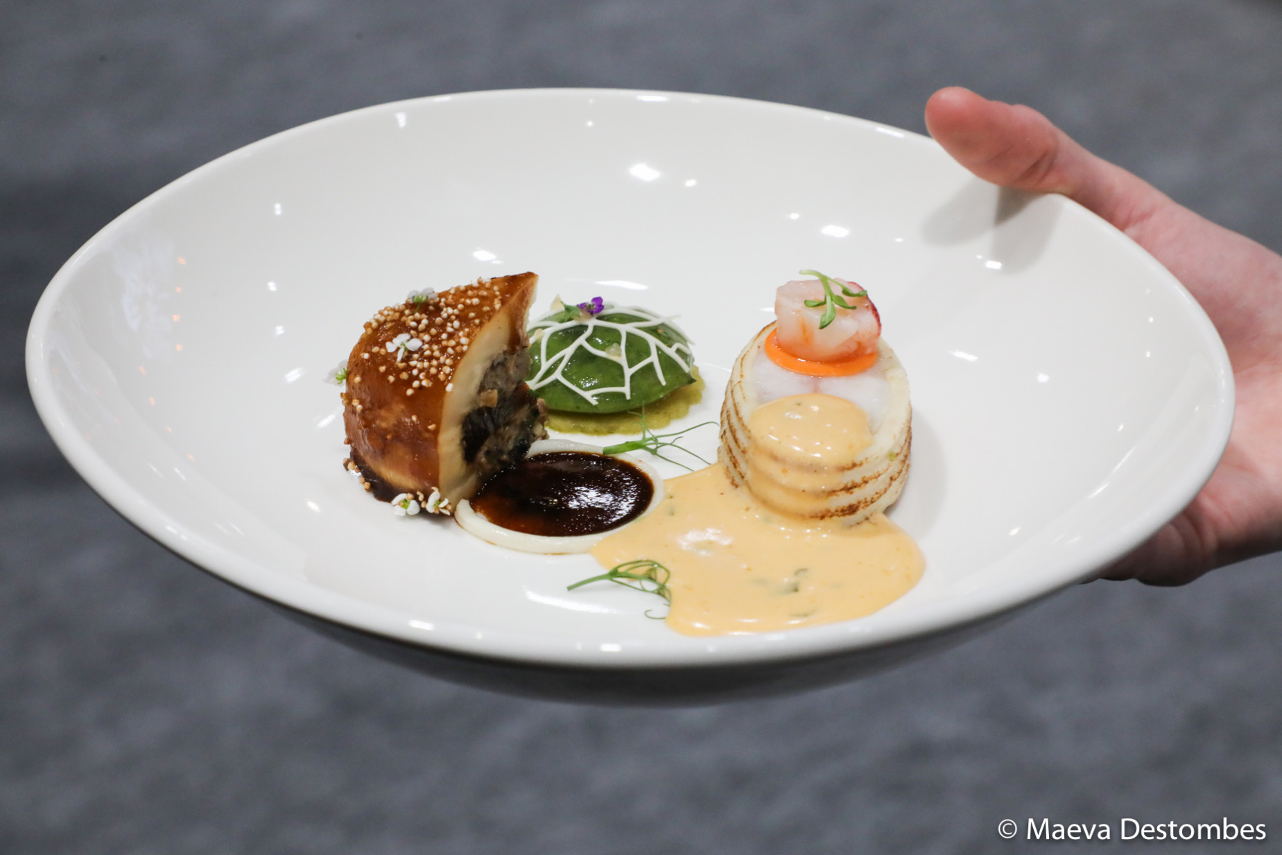 Le thème assiette de la France : Maigre confit au beurre d’arêtes, cœur de ragoût de pinces et médaillon de homard, sabayon de homard au champagne, jus de céleri rôti et huile de Cazette ; Céleri branche en dentelle, pomme verte et Chartreuse ; Céleri rave tourné et cuit en croûte de sel, champignons, céleri rave en gelée.