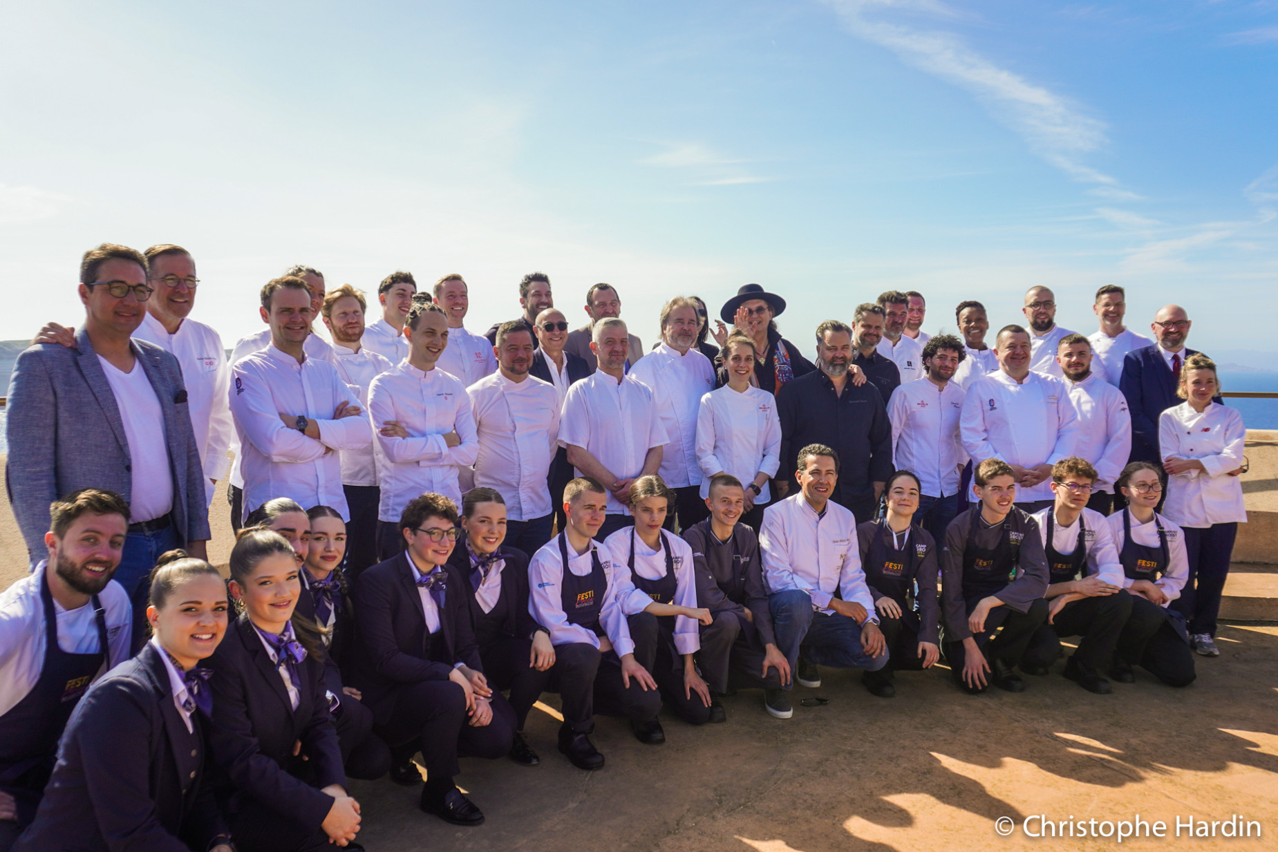 Les chefs entourés des jeunes commis et apprentis prennent la pose en haut du Belvédère du Torrione.