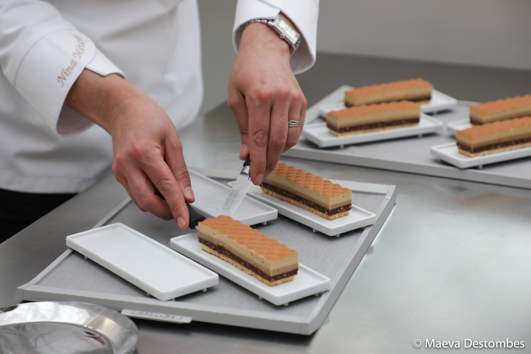 Nina Métayer prépare les entremets chocolat-caramel.