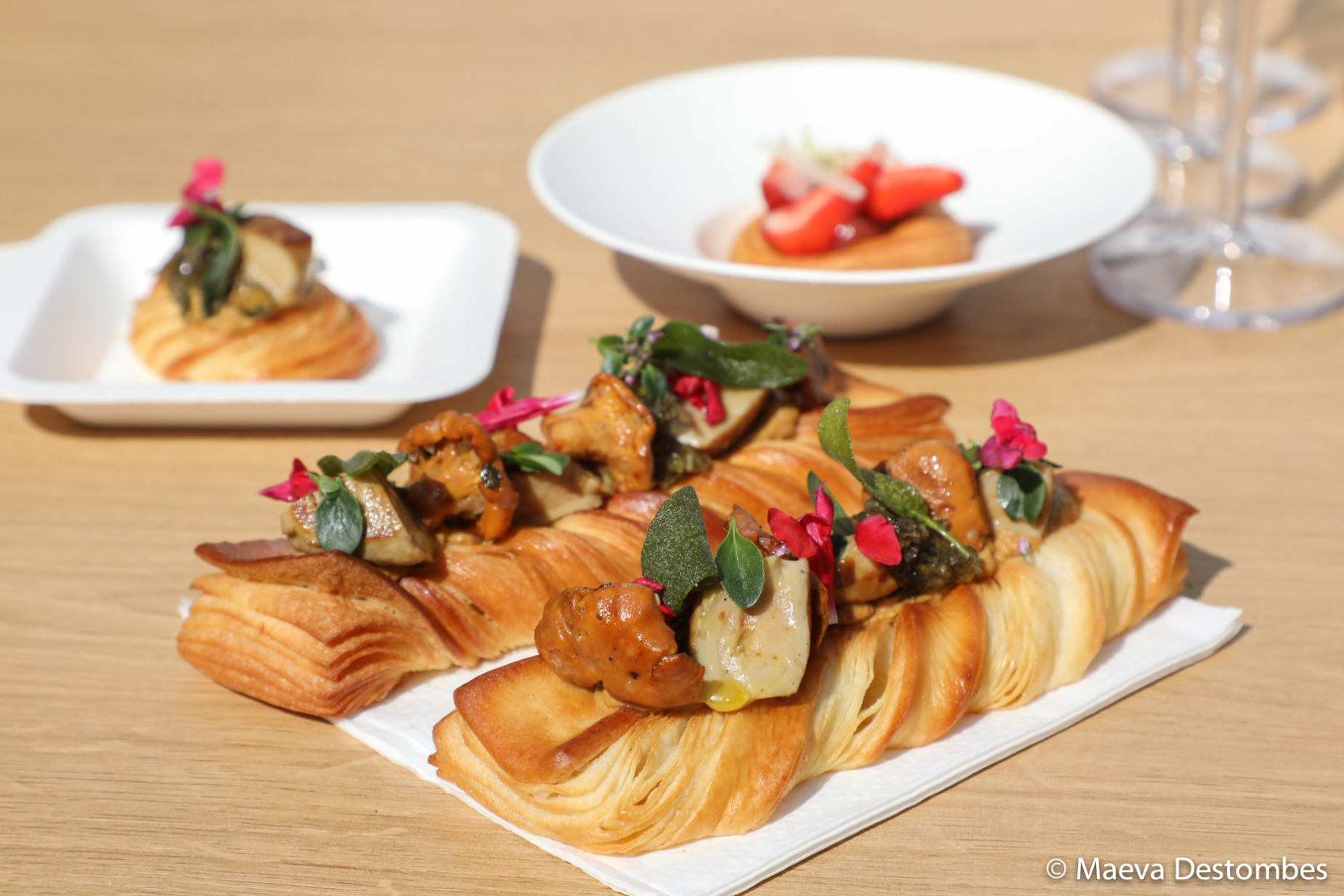 Feuilleté girolles, foie gras et confit de sauge par Amandine Chaignot au premier plan. À l'arrière plan, feuilleté fraises-rhubarbe par Nina Métayer.