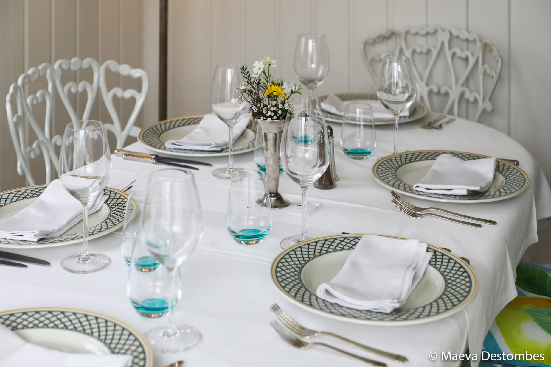 La décoration de ce restaurant créole mêle élégance et charme insulaire, avec des touches colorées et des éléments naturels qui évoquent chaleureusement l’ambiance authentique des Caraïbes.