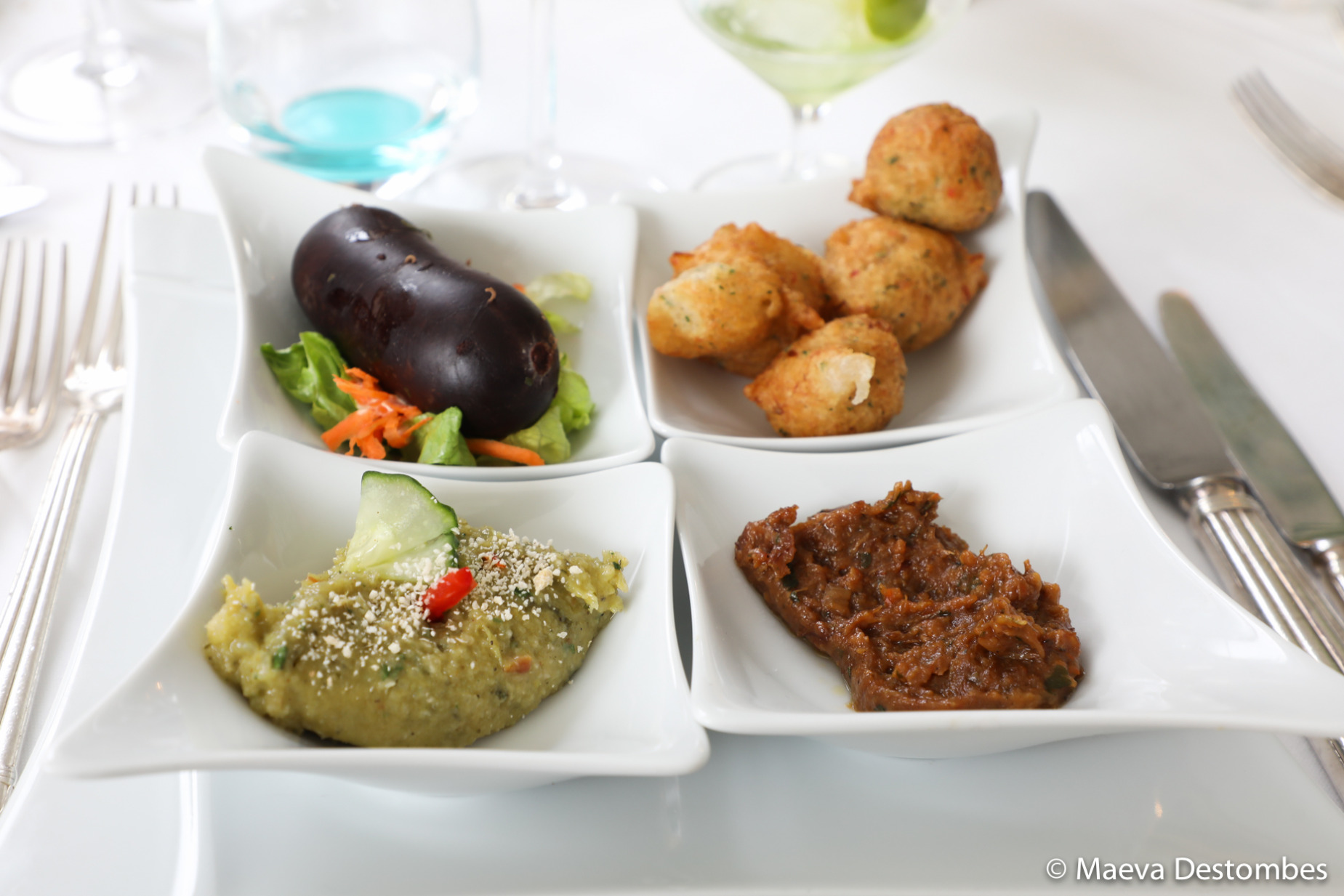 Le panier créole de Babette regroupe en format dégustation un féroce d’avocat à la morue, les traditionnels acras de morue, du boudin noir savoureux et un crabe farci pimenté aux herbes fraîches, pour une découverte gourmande des saveurs antillaises.