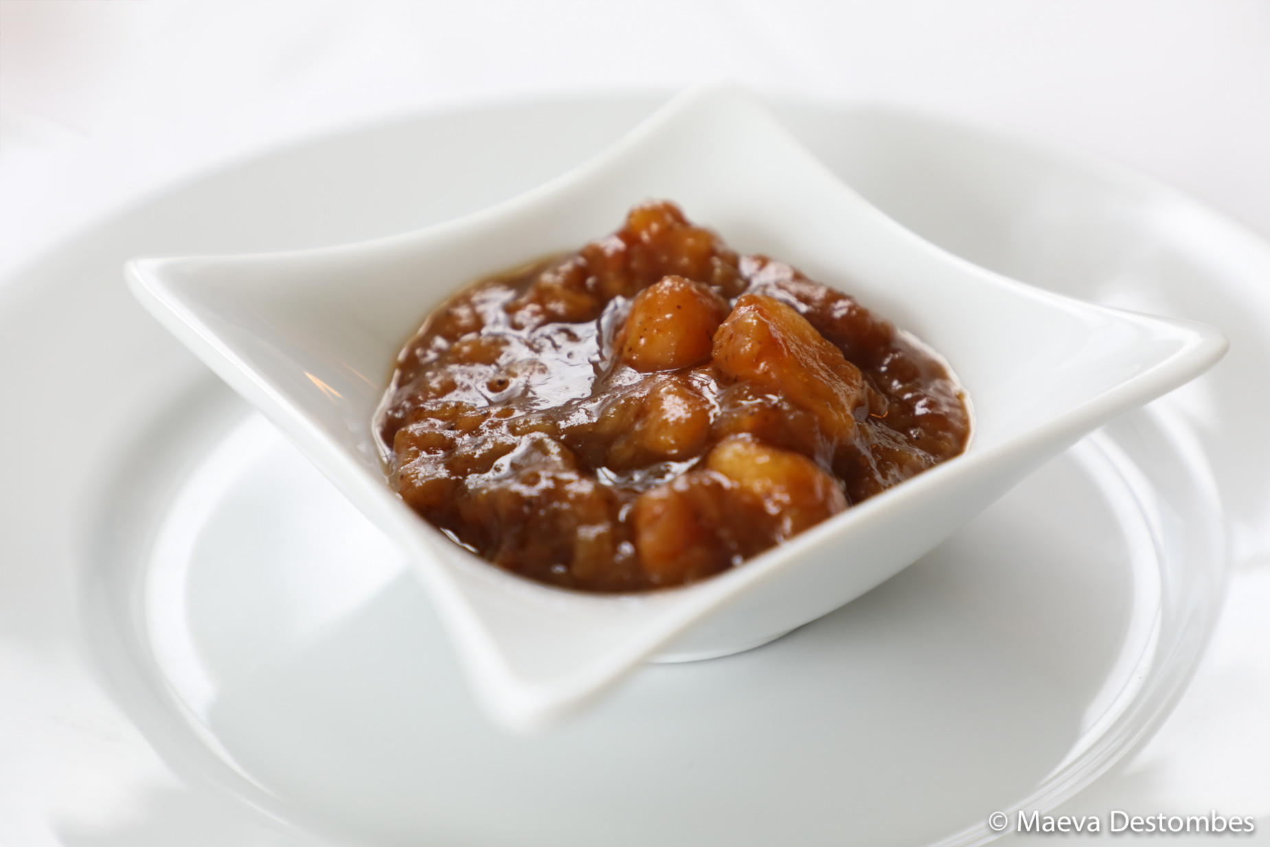Le confit de bananes vertes aux épices parfumées et zeste de citron vert au rhum ambré, fondant et délicatement relevé, est absolument délicieux !