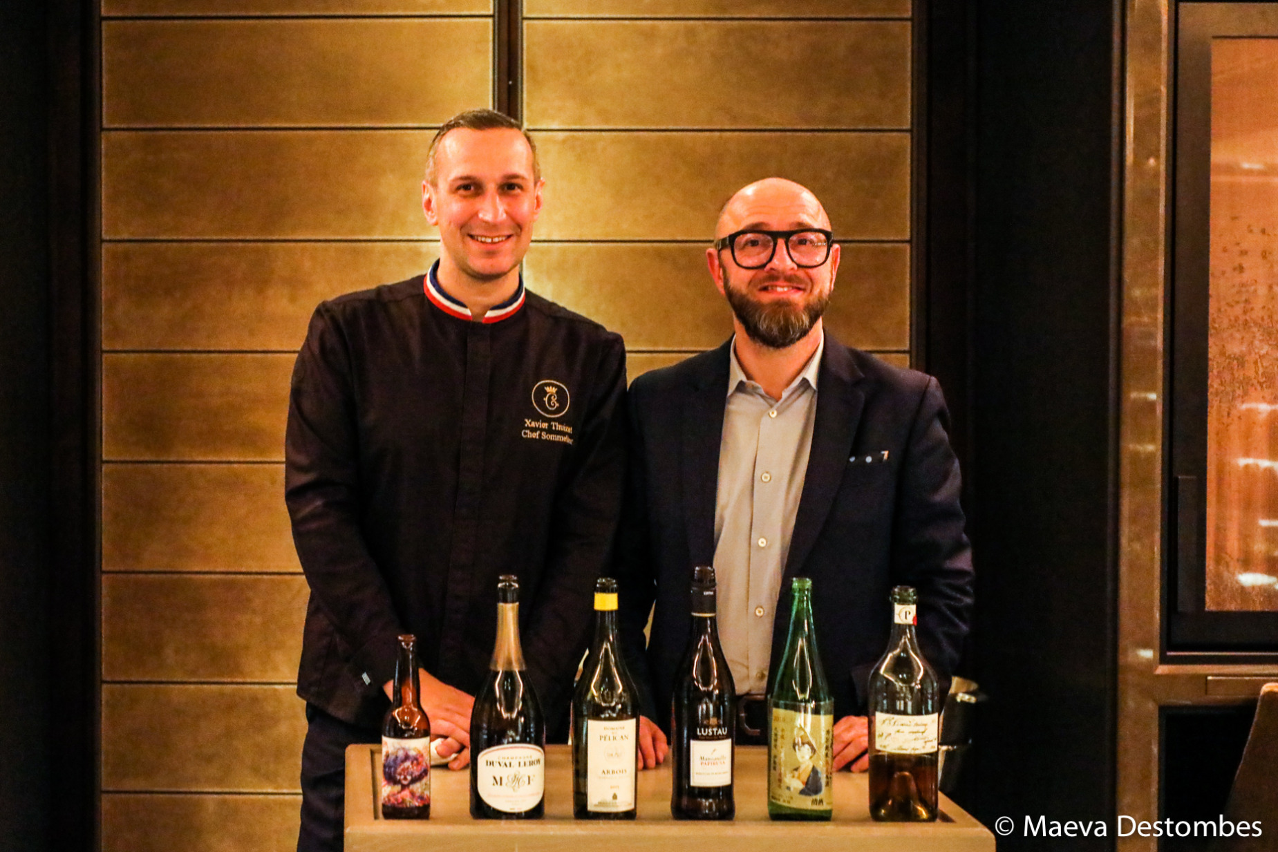 Xavier Thuizat, Chef sommelier de de l'Hôtel Crillon Rosewood, et Fabrizio Raimondi, responsable RP global externe pour le consortium devant les boissons dégustées avec les différents affinages de Parmigiano Reggiano.